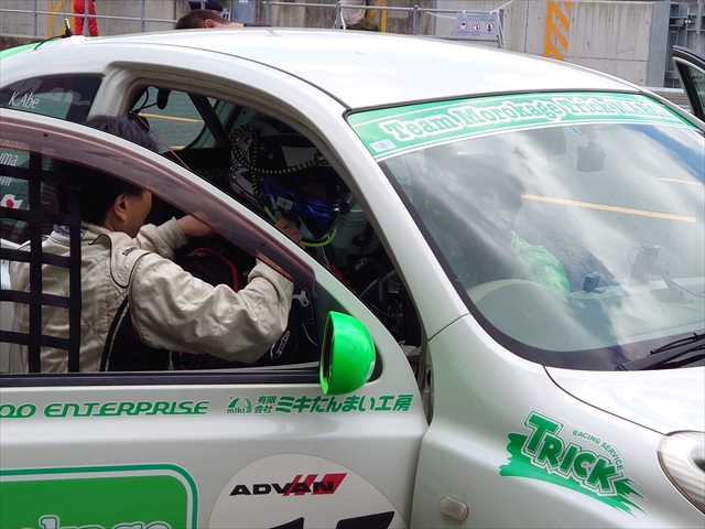 �h���C�o�[���B��l�̓n�[�l�X�����A��l�͖�����ڑ�