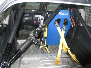 �ԓ��͌y�ʉ��̂��߃J�[�y�b�g������Ȃ����ׂĎ��O���A���[���o�[�ŕ⋭